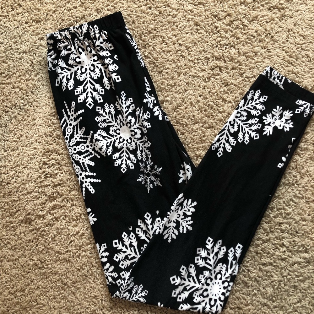 Agnes & Dora Black Snowflake print Leggings